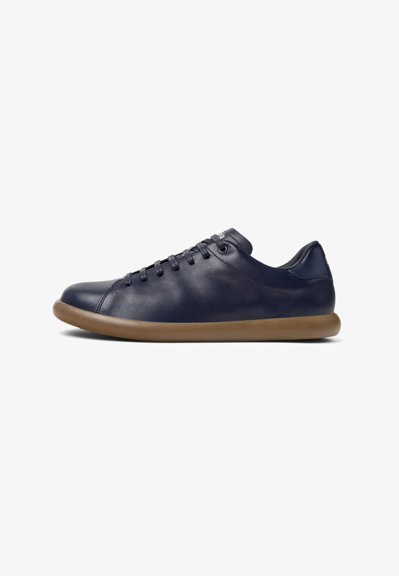 Granatowe skórzane sneakersy o gładkim wykończeniu, z zaokrąglonym noskiem, sześcioma oczkami i elastyczną brązową gumową podeszwą. Minimalistyczny design.