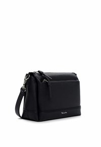 Czarna skórzana torba o teksturowanym wykończeniu, prostokątnym kształcie, zamknięciu na zamek od góry, przedniej kieszeni i regulowanym pasku. Akcenty w kolorze srebrnym.