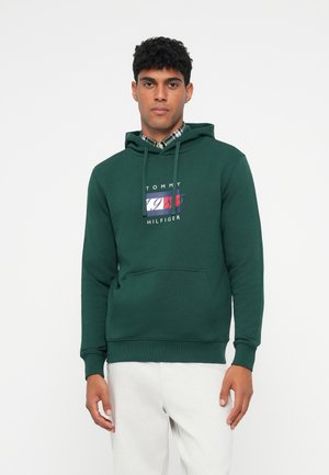 Hoodie verde em algodão com um bolso frontal, apresentando um design de logótipo multicolorido. Capuz ajustado e punhos canelados para maior conforto.