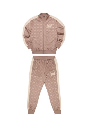 Rjava trenirka z zadrgo, ki ima geometrijski vzorec in bež poudarke, v kombinaciji z ujemajočimi hlačami in detajli z logotipom.