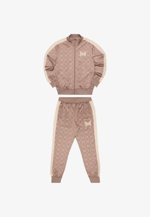 Pruun dressipluusi komplekt, millel on lukuga jakk geomeetrilise mustriga ja beežid aktsendid, mida täiendab sobivate pükstega ja logoga detailid.