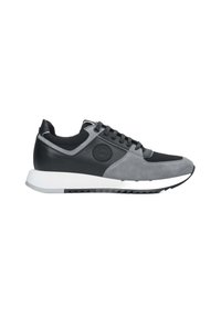 Heren sneakers in zwart en grijs, met een combinatie van glad leer en gestructureerd suède, een gewatteerde kraag en een witte rubberen zool.
