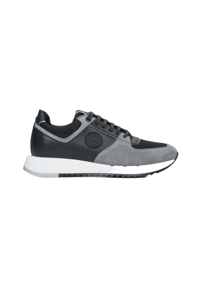 Heren sneakers in zwart en grijs, met een combinatie van glad leer en gestructureerd suède, een gewatteerde kraag en een witte rubberen zool.
