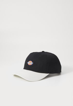 Boné de basebol preto em algodão com uma aba branca, apresentando um logótipo bordado colorido na parte da frente. Design de seis painéis e tiras ajustáveis.