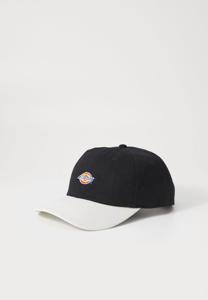 Fekete pamut baseball sapka fehér vízszintes peremmel, elöl színes hímzett logóval. Hat paneles kialakítás, állítható pánttal.