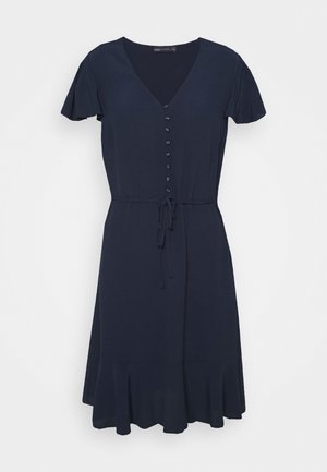 Navyblå kjole med kort ærme, V-hals, knapper foran, bånd i taljen og flared kant på hvid baggrund.