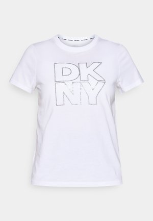 Hvit bomulls t-skjorte med korte ermer og rund hals, med fet svart "DKNY" skrift i grafisk designstil.