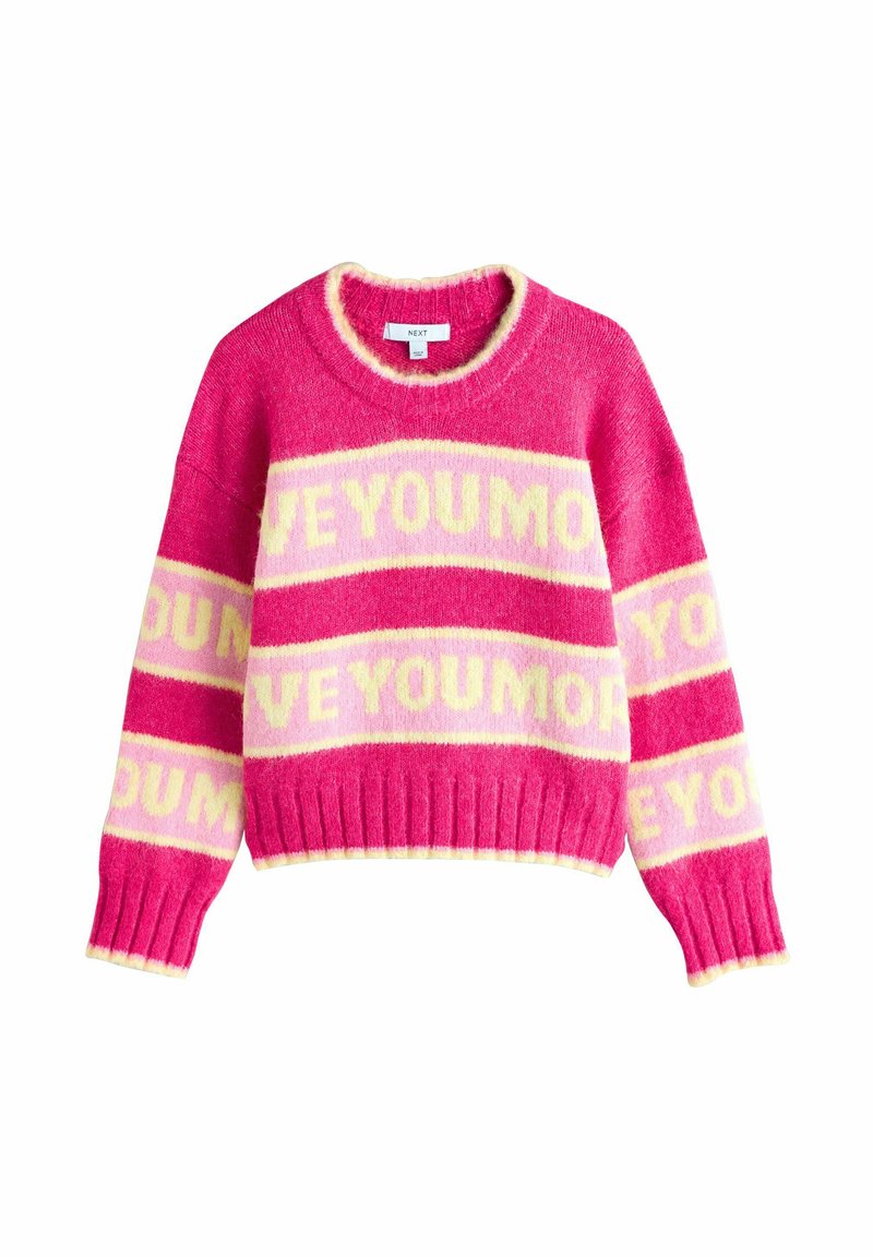 Rózsaszín és sárga kötött pulóver kerek nyakkivágással, vízszintes csíkokkal és vastag betűkkel írt "I LOVE YOU MORE" felirattal.
