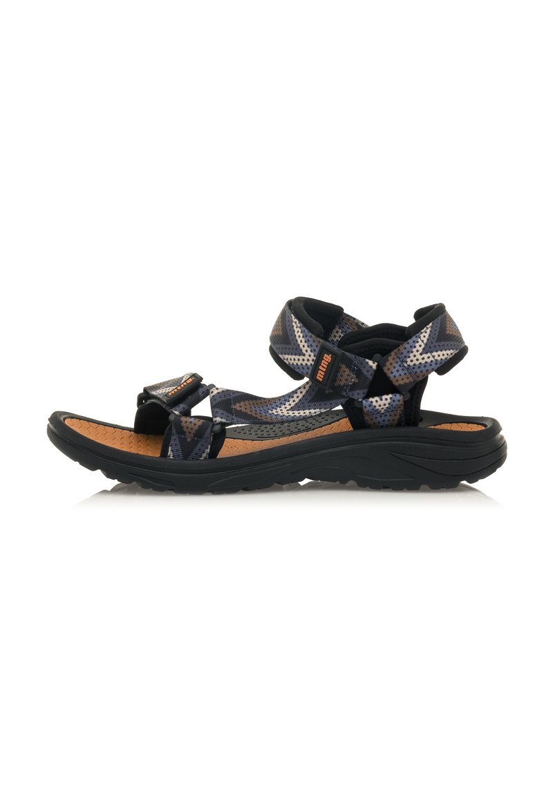 Sandalia deportiva con suela de goma negra, plantilla acolchada y correas ajustables con estampado en azul, gris y blanco. Cuenta con cierres de gancho y bucle.