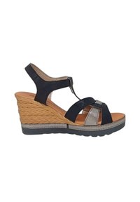 Sandalo a zeppa in suede nero con dettagli metallici, dotato di tacco in juta intrecciata, punta aperta e cinturino alla caviglia regolabile. Suola testurizzata per una maggiore aderenza.