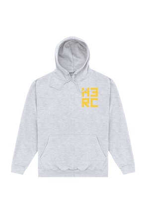 Sweat à capuche gris clair avec poche avant et lettres jaunes en bloc "HERC" sur la partie supérieure gauche de la poitrine, posé à plat sur un fond blanc.