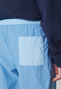 New Balance ATHLETICS REMASTERED PANT - Träningsbyxor - blue
