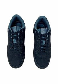 Sneakers in suede neri con punta arrotondata, dotati di una parte anteriore con lacci piatti, colletto imbottito e suola testurizzata. Logo Kappa sulla linguetta.