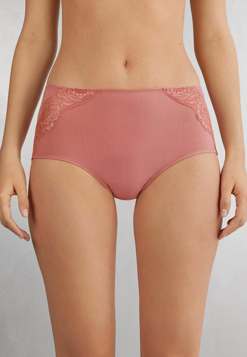 Roze katoenmengsel hipsterondergoed met bloemenkantaccenten aan de zijkanten en een gladde, licht glanzende textuur.
