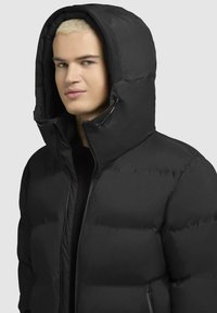 Schwarze Steppjacke mit hohem Kragen und großer Kapuze. Sie hat eine glatte Textur, horizontale Polsterung und mit Reißverschluss verschlossene Taschen.
