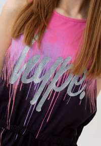 Vestido sin mangas con un degradado de rosa a negro, con un gráfico plateado de "hype" y una cinturilla elástica para mayor comodidad.