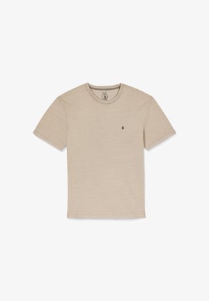 Beige katoenen t-shirt met een ronde hals en korte mouwen. Bevat een klein zwart logo aan de linkerkant. Gladde textuur, klassieke pasvorm.