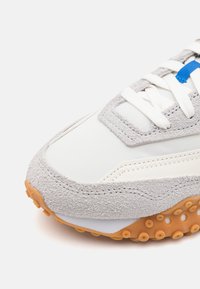 Puma Sneakers - off-white