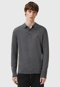 Polo a maniche lunghe da uomo in grigio scuro con una sottile texture, patta con bottoni e piccolo logo nero sul petto.