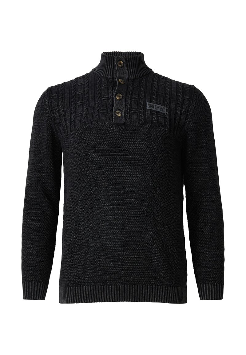 Schwarzer Strickpullover mit hohem Rippkragen, Knopfleiste mit vier Knöpfen, Zopfmuster auf der oberen Brust und langen Ärmeln.