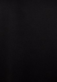 Tissu de t-shirt noir, texture lisse, couleur unie, sans motifs ni designs, doté d'un col rond standard et de manches courtes.