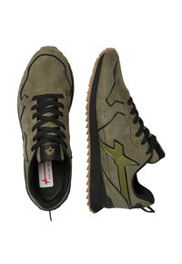 Zelené semišové sportovní boty s černým síťovinovým jazykem, gumovou podrážkou a kontrastními olivově zelenými akcenty a švy.