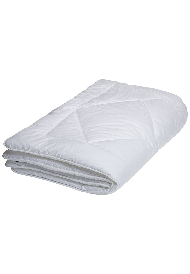 Weißer, gesteppter Matratzenauflage gefaltet, zeigt die Nähte und die weiche, gepolsterte Textur auf einem schlichten weißen Hintergrund.