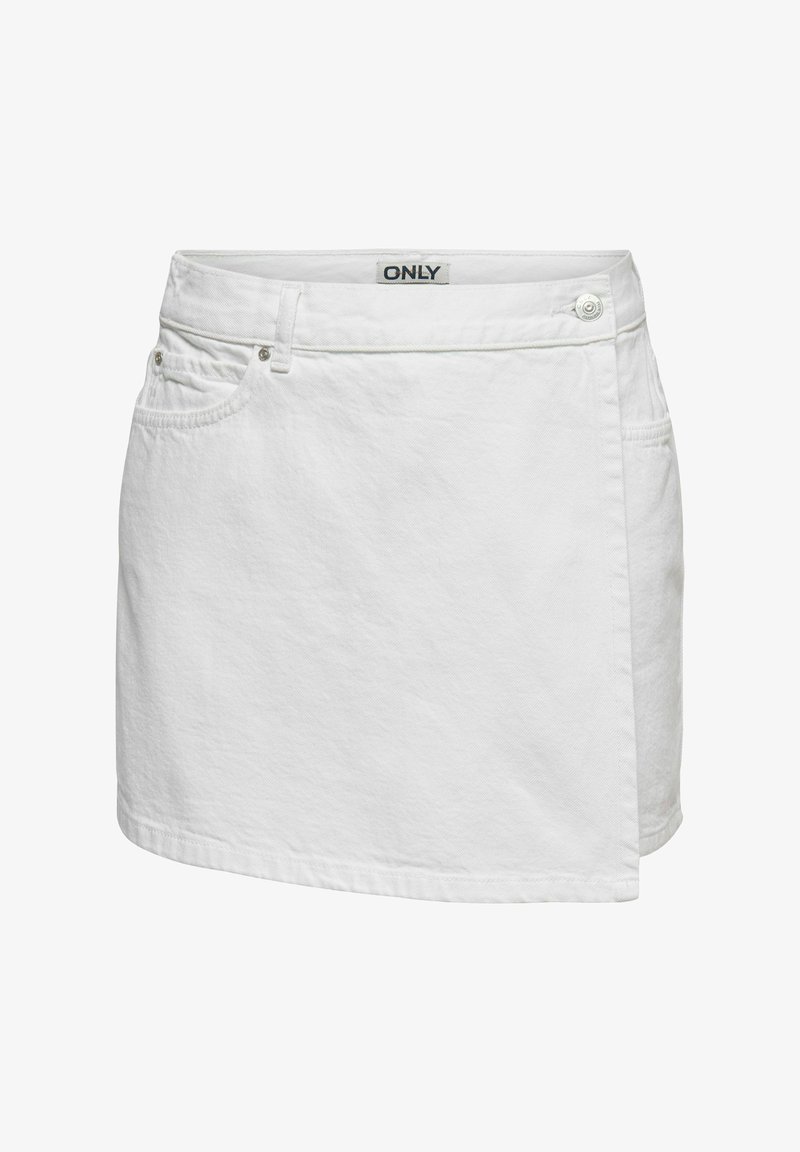 Mini-jupe en denim blanc avec poches avant, passants pour ceinture, un bouton latéral et un panneau avant style cache-cœur, étiquetée Only à l’intérieur de la ceinture.