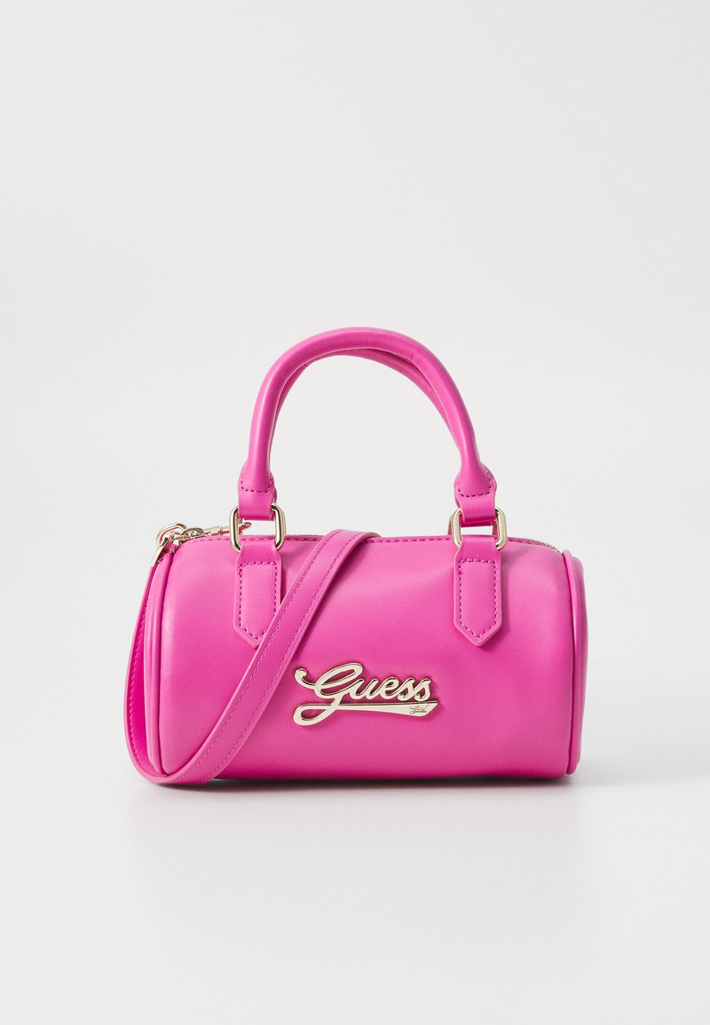Rosa syntetisk håndveske med gull "Guess"-logo, rund form, doble håndtak og justerbar skulderrem. Glatt tekstur, glidelås-lukking.