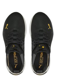 Zwarte mesh sportschoenen met gele accenten, gevoerde zool, gestructureerde bovenkant en elastische veters. Bevat een logo op de tong en de zijkant.
