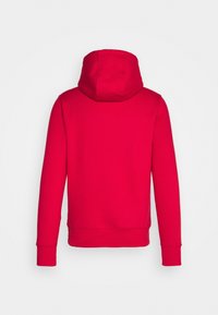 Felpa con cappuccio rossa, misto cotone, texture morbida, maniche lunghe, tasca a canguro frontale, polsini e orlo ribattuti, colore uniforme, senza grafiche.