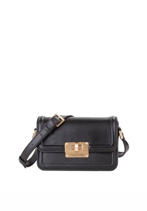 Borsa a tracolla in pelle nera con forma rettangolare, chiusura a patta, ferrature color oro e tracolla regolabile con dettagli cuciti.