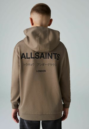 Khaki hættetrøje med snøre i hætten, prydet med stor sort tekst på ryggen: "ALLSAINTS" og "LONDON" på forskellige sprog. Glat tekstur.