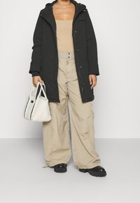 ONLY Carmakoma Kort kappa / rock - black