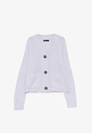Cárdigan de punto en lavanda claro con escote en V, cuatro botones marrones, dos bolsillos delanteros y textura acanalada. Corte corto y relajado.