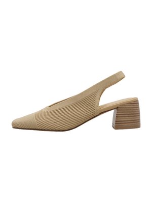 Zapato slingback beige de punto con puntera puntiaguda y tacón grueso, empeine de tela texturizada y correa trasera abierta para soporte.