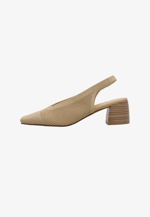 Zapato slingback beige de punto con puntera puntiaguda y tacón grueso, empeine de tela texturizada y correa trasera abierta para soporte.