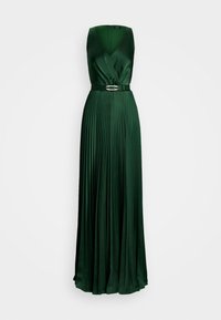 Lång, plisserad klänning i mörkgrön satin med v-ringning och figursydd midja, som har ett dekorativt bälte med en accentspänne.