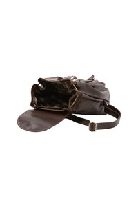Bruine leren tas met een brede opening, verstelbare schouderriem en een binnenkant met een ruitjespatroon. Voorzien van een klep sluiting en meerdere vakken.