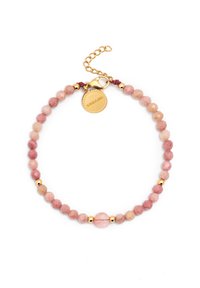 Kaulakoru, joka on valmistettu vaaleanpunaisista kivistä, joissa on kultaisia korostepaloja ja kultaista etiketti; sisältää salpalukon ja säädettävän ketjun.