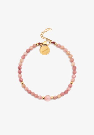 Collana di perline realizzata con gemme di tonalità rosa, arricchita da perline in oro e un'etichetta dorata; presenta una chiusura e una catena regolabile.