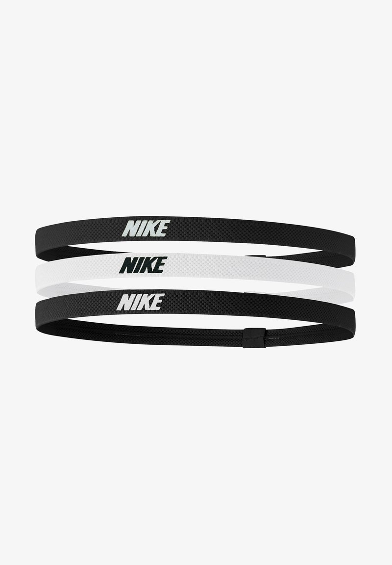Tre fascette Nike in bianco e nero. Realizzate in materiale elastico testurizzato, ognuna presenta il logo Nike ben visibile.
