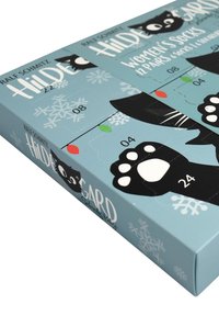 Calendario dell'Avvento per calze da donna, blu pastello con grafica di gatti neri, fiocchi di neve e numeri 04, 08, 22 e 24 ben in evidenza.