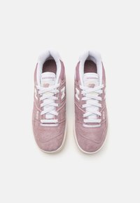 Baskets en suède rose poudré avec lacets blancs et marquage, dotées d'un col rembourré et de détails perforés sur les panneaux latéraux.