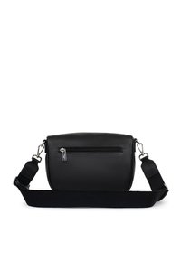Borsa a spalla in pelle nera con una finitura liscia, forma rettangolare, tracolla nera regolabile e tasca frontale con zip.