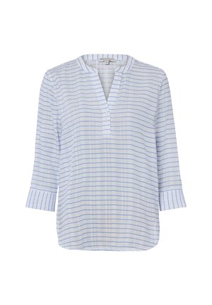 Blouse blanche à manches longues avec fines rayures horizontales bleues, col en V et patte boutonnée, présentée sur un fond uni.