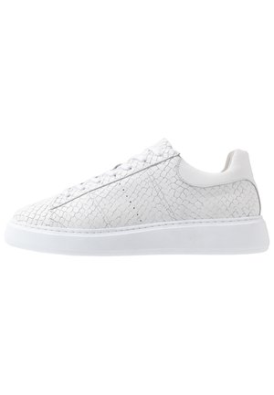 Trainers - white