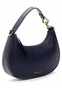 Petit sac à main en cuir bleu marine avec une courte bandoulière, un détail chaîne en or, une fermeture éclair au sommet et un discret nom de marque doré "Tamaris" sur le devant.
