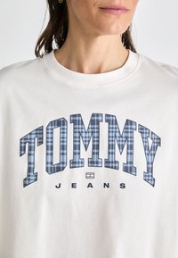 Tommy Jeans Camiseta estampada - ancient white