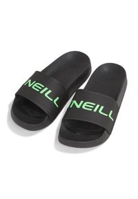 Melnas slaidu sandalēs ar teksturētu siksnu, kurai ir zaļais "O'Neill" zīmols. Mīksts, teksturēts zolīte komfortam un noturībai.